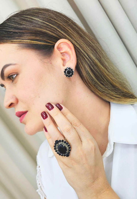 Brinco Aconchegar black de pedras pretas banhado no prata