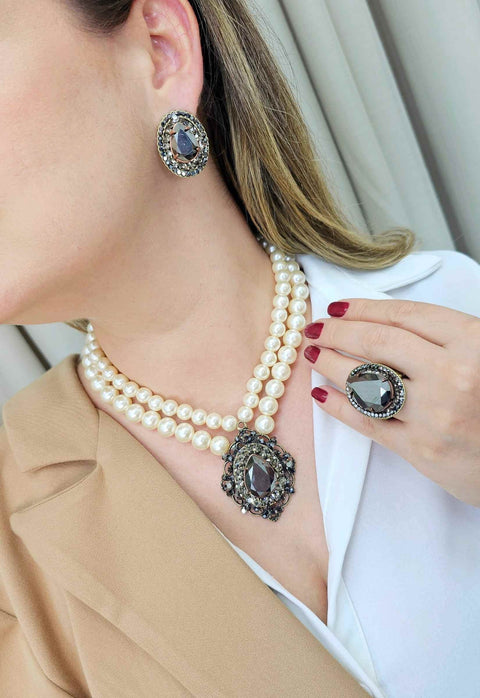 Colar Zoe ouro velho com pérolas e pedras hematite