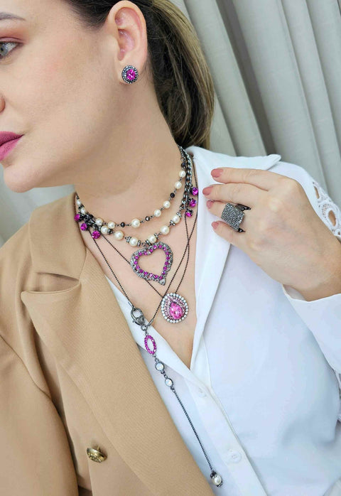 Colar Patricia com mix de correntes e pingente de coração pink e perolas
