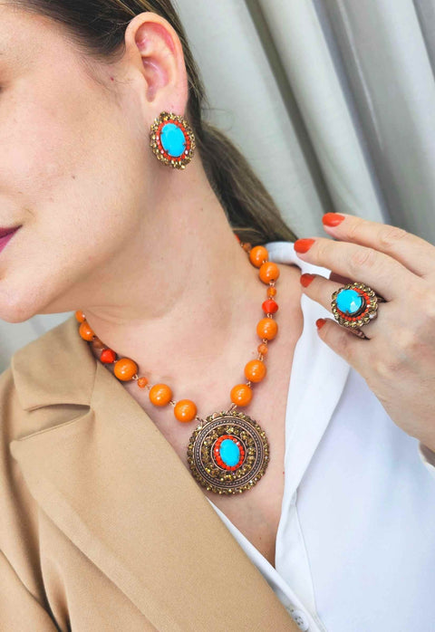 Colar Ambaris com pingente de mandala e pedras laranja coral e azul