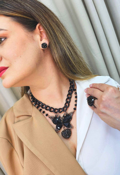 Colar Metamorfose com pingente de borboleta e pedras pretas