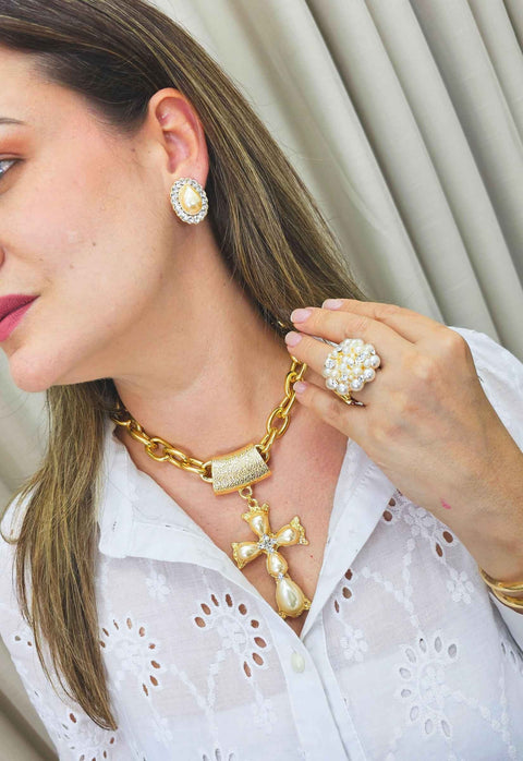 Colar Ester Gold com crucifixo de perolas e elos dourados