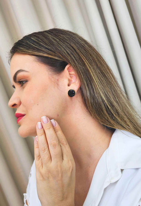 Brinco Vick Elisangela black redondo com pedras pretas banhado no ouro velho