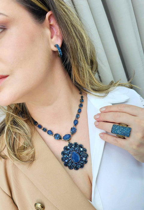 Colar Intenso blue ouro velho com pignente de pedras azuis