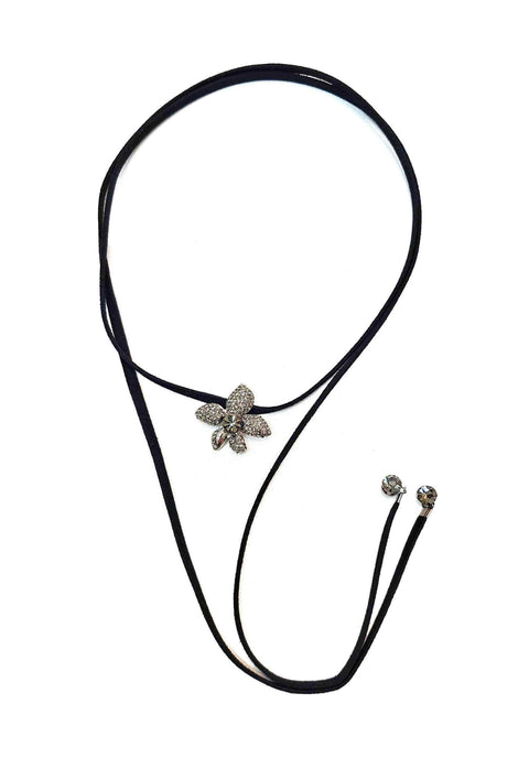 Colar Neila de courinho com pingente de flor black diamond