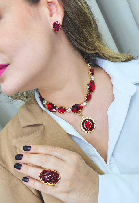 Colar Celebração luxo com pedras vermelhas banhado no dourado