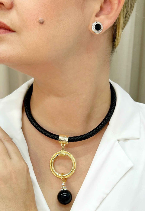 Brinco Vick Olga black pequeno redondo banhado no dourado