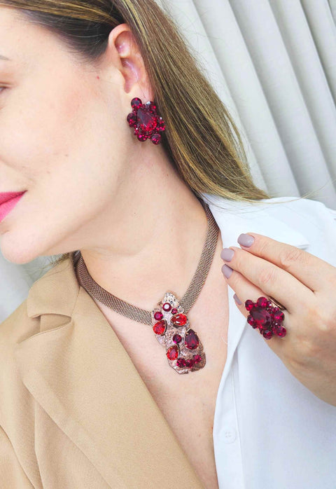 Colar Diandra de metal vintage com pedras vermelhas