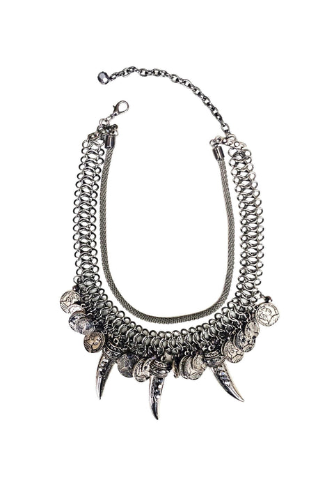 Colar Legado onix com pingentes de medalhas e dentes boho chic