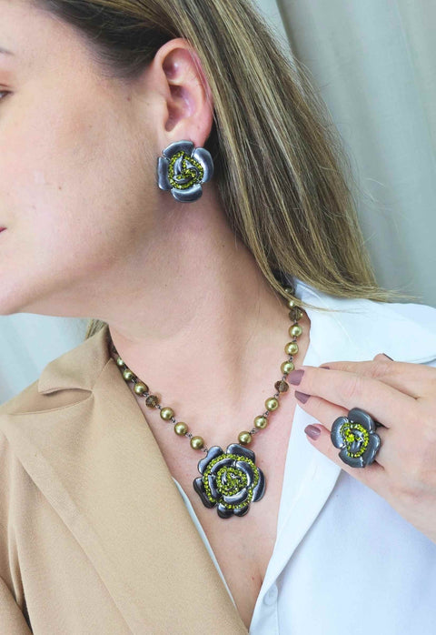 Colar Cecília olivine com pingente de flor onix