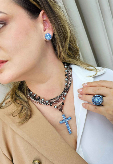 Colar Hanna com mix de correntes e crucifixo azul