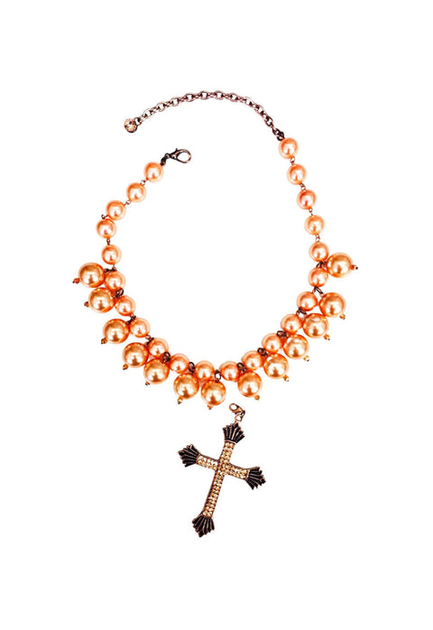 Colar Mantra de perolas salmão com pingente de crucifixo light peach banhado no vintage