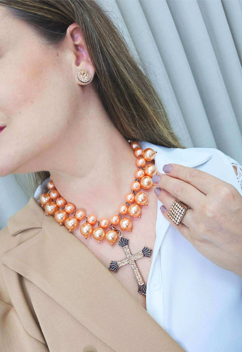 Colar Mantra de perolas salmão com pingente de crucifixo light peach banhado no vintage