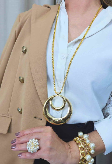 Colar Vênus longo de veneziana com pingente de metal dourado