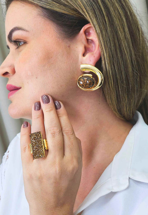 Brinco Única de metal com pedra oval marrom banhado no dourado