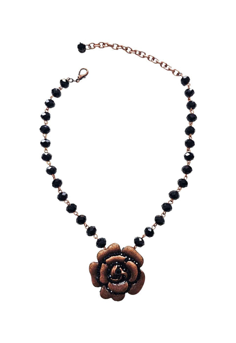 Colar Cecília jet com pingente de flor e cristais preto