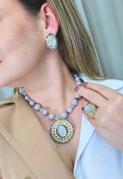 Colar Solene dourado com bolas cinza e strass opal