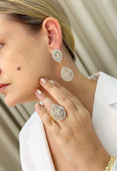 Brinco Eli Glam com gota de strass banhado no dourado