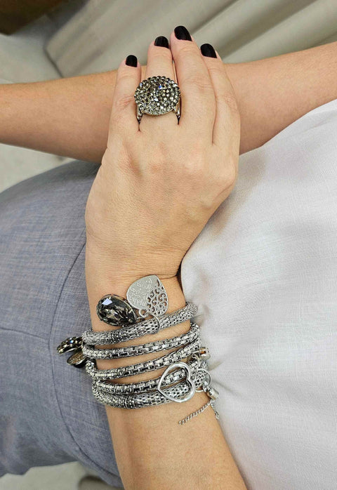 Anel Irresistível redondo com pedras black diamond banhado no prata