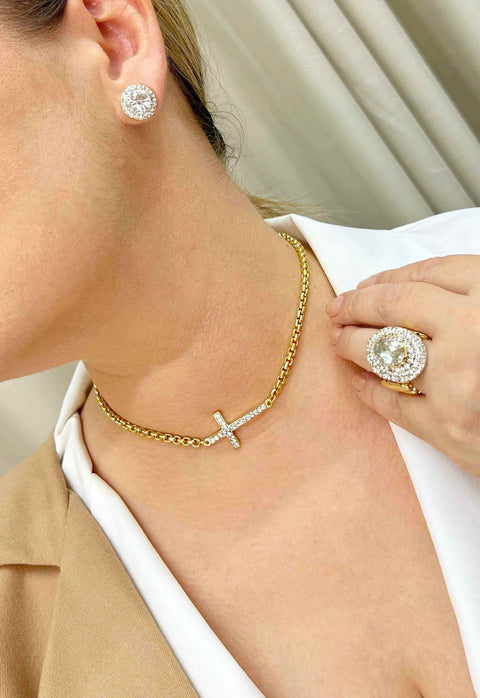 Colar choker Pierre Gold de crucifixo com pedras cristal banhado no dourado