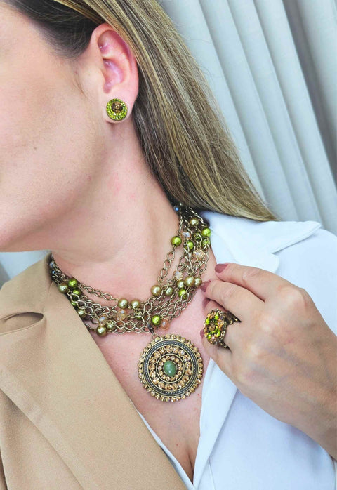 Colar Momentos Olivine com pedras e pingente verde