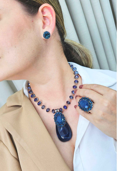 Colar Prisma com pingente de gota azul e cristais em tons de azul