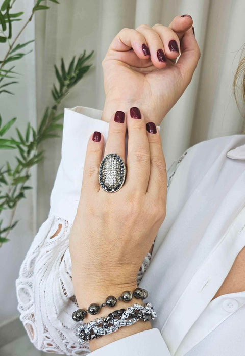 Anel impacto Silver oval com pedras grafites e cristais