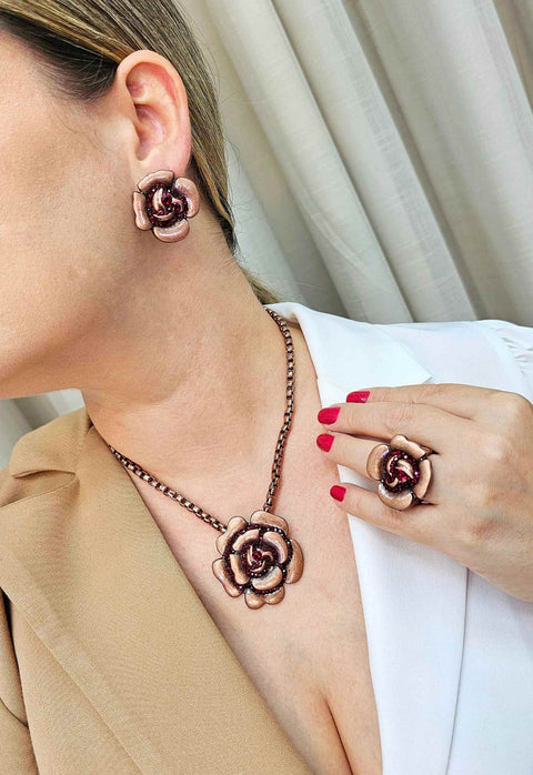 Colar Cecília Vermelho com pingente de flor e corrente veneziana
