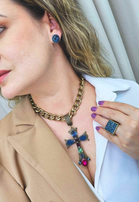 Colar Ester com pingente de crucifixo candy colors banhado no ouro velho