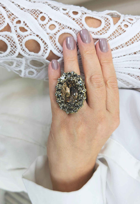 Anel Celestina oval com pedras black diamond banhado no ouro velho