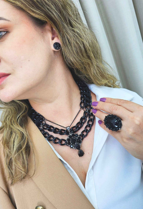 Colar Helena jet com pedras e correntes pretas
