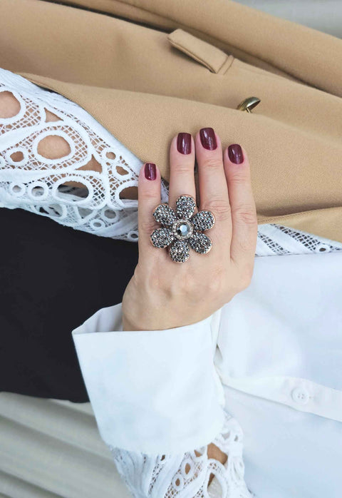 Anel Avelina de flor com strass hematite banhado no vintage