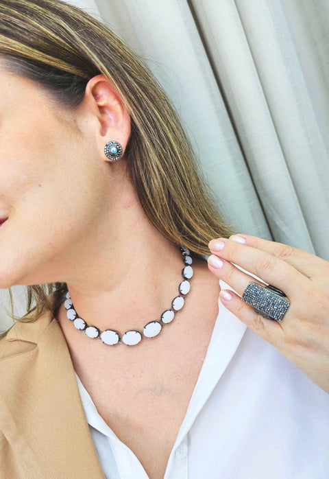 Choker Cassiopéia onix com pedras opal banhado no grafite