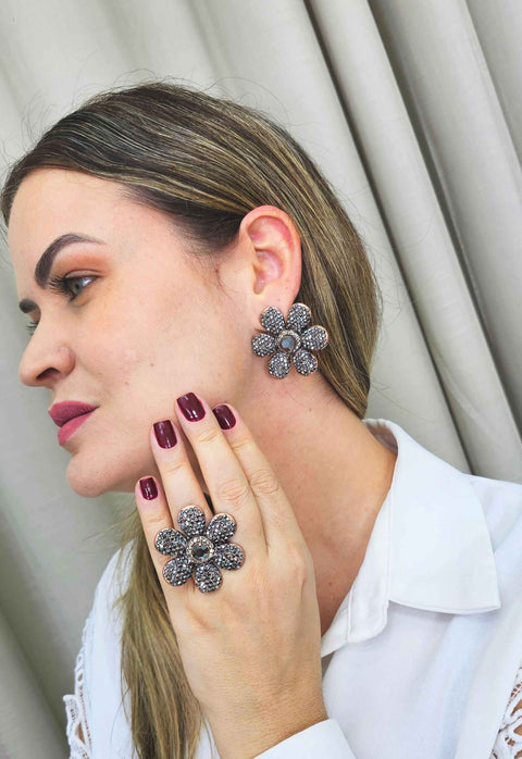 Brinco Avelina de flor com strass hematite banhado no vintage