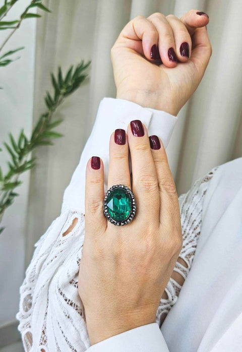 Anel oval Heloara onix com pedra verde e hematite