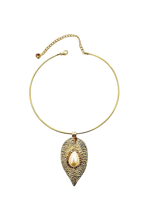 Colar Saraya de aro dourado com pingente de folha com perola e strass