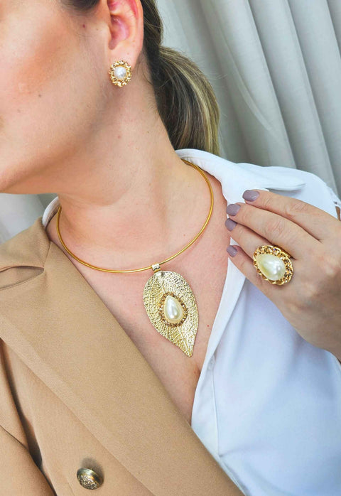 Colar Saraya de aro dourado com pingente de folha com perola e strass