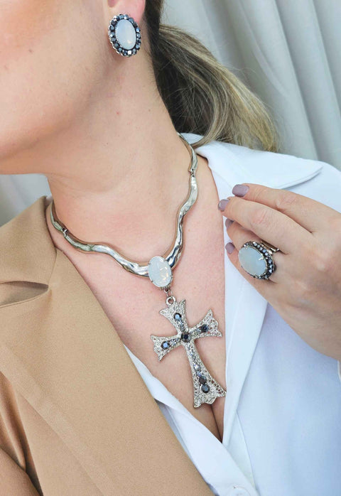 Colar Promessa de metal prata com pingente de cruz com pedra cinza opalino, hematite e black diamond