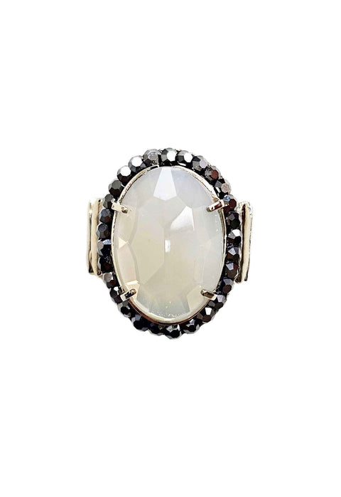 Anel Promessa oval com pedra cinza opalino e strass hematite banhado no prata