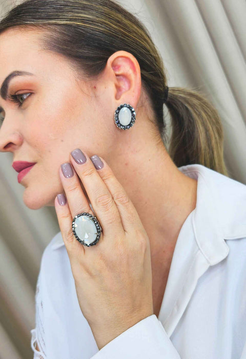 Anel Promessa oval com pedra cinza opalino e strass hematite banhado no prata