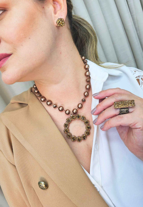 Colar Emiliana com pingente redondo de strass smoked e bolas marrons