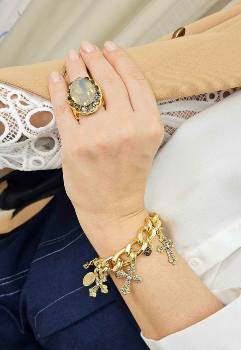 Pulseira Adriana com pingentes de cruz banhada no dourado