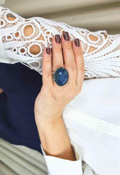 Anel Coliseu silver de pedras azuis banhado no prata