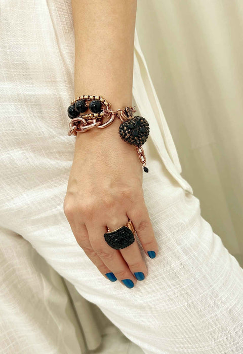 Pulseira Madalena com pingente de coração preto