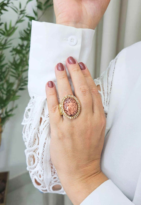 Anel Tessália oval com pedra coral e Light Peach banhado no dourado