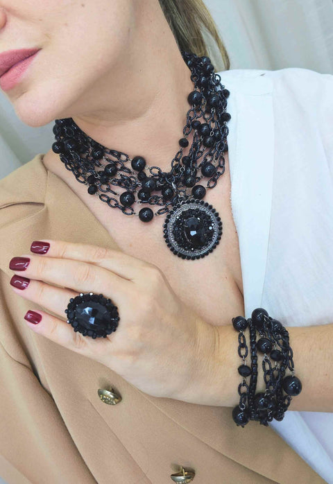Colar Momentos black com pedras e pingente preto