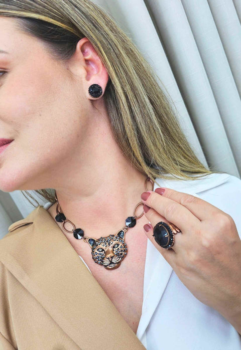 Colar Hera vintage com pingente de onça pedras pretas e strass hematite