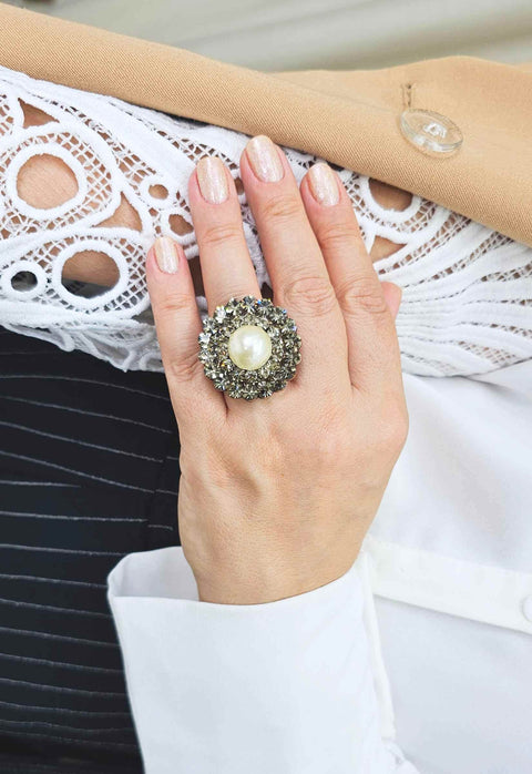Anel Alegrar redondo com pedras black diamond e perola banhado no vintage