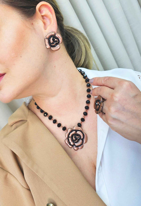 Colar Cecília jet com pingente de flor e cristais preto