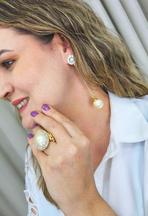 Brinco Poesia gold com corrente dourada e pérolas